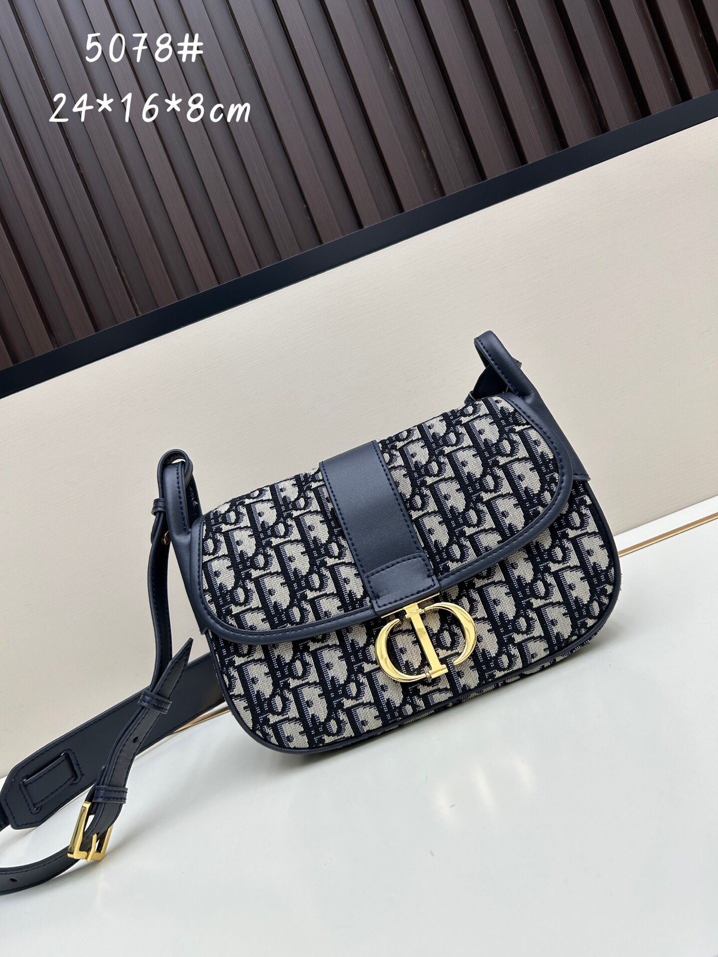 A classic retro versatile shoulder bag