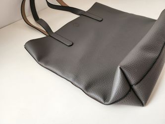 Gray shoulder https://offerup.com/redirect/?o=Yi5hZw== magnetic close