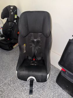 Clek Foonf Convertible Car Seat Black and White