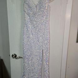White dress, weeding nigth medium
Sequins