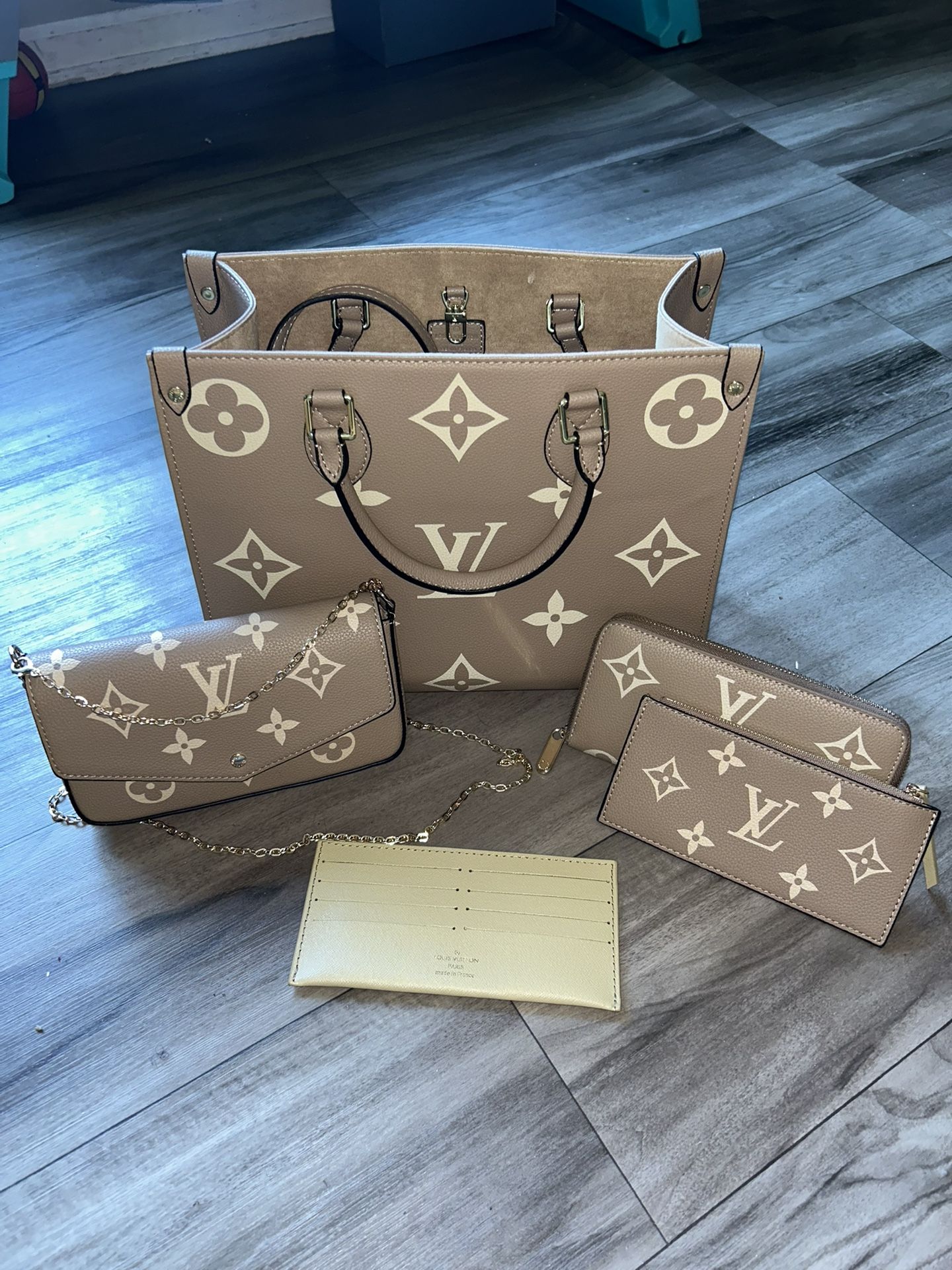 LV OnTheGo Set