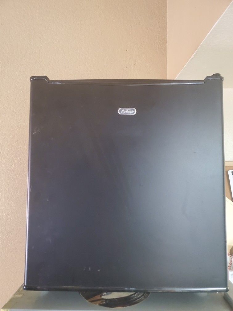 Mini Sunbeam Refigator With Small Freezer .