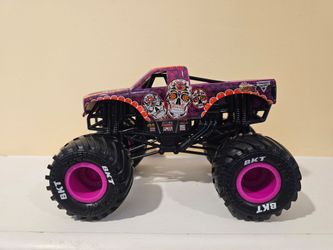 Monster Jam Hot Wheels 1:24 scale Calavera monster truck