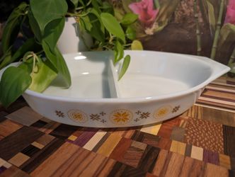 Pyrex Town and Country 1.5-quart oval divided