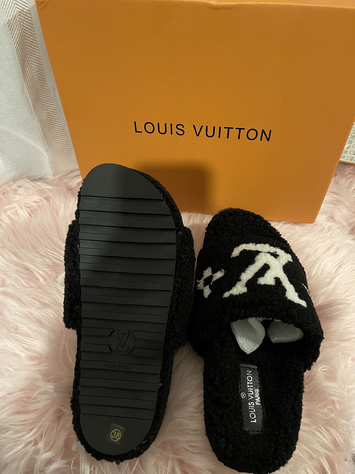 Louis Vuitton Slippers and Hat Set for Sale in Tampa, FL - OfferUp