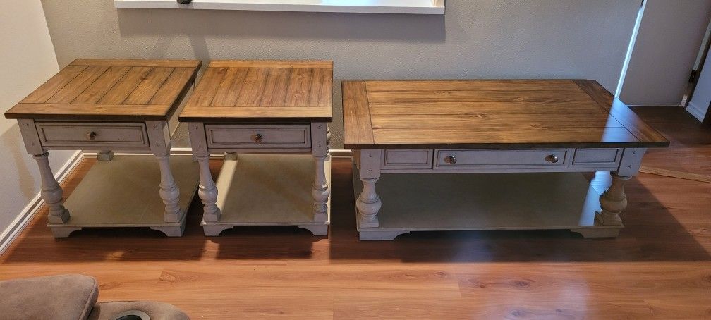 Newer 4 Pc Living Room Set With Lamps