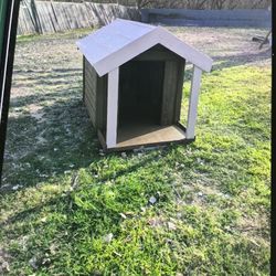 Handmade Dog House.    South Austin.   $130 Cash Firm.      Del Valle Area.    
