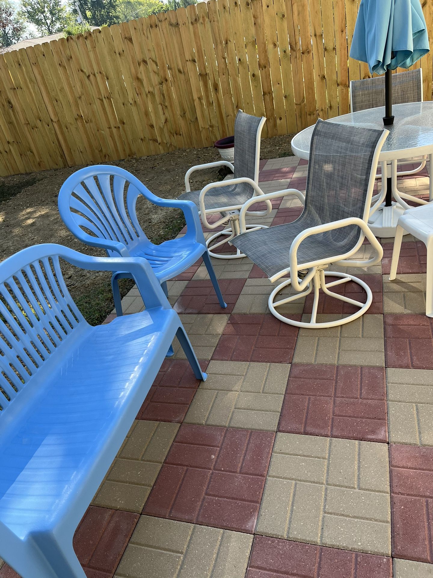 Table,umbrella Chairs White,blue.