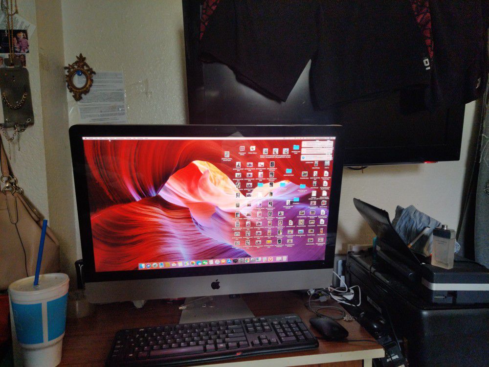 27 Inch IMAC with Adobe Photoshop And More 