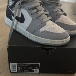 Air Jordan mid size 3.5 youth shoes