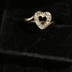 10 kt gold diamond heart ring