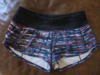 Lululemon Speed Up Short 2.5"
Hinshu Alpine White Multi / Black sz 2