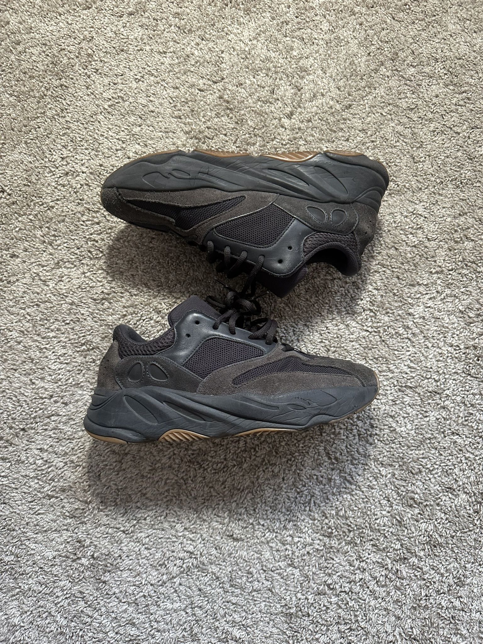 yeezy 700 size 10