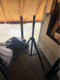 Pile speaker tripod