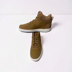 Nike court borough mid in size 6Y