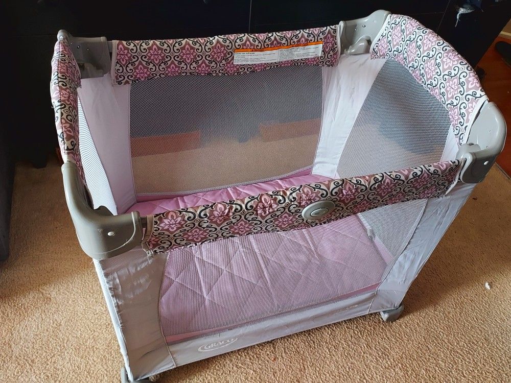 Graco Small Portable Crib - GOOD DEAL!!! NEEDS TO GO BY MAY 10TH!!!