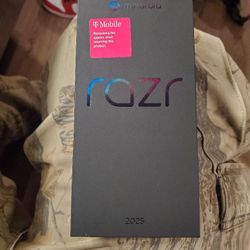 Razr 2025, 256gb, Comes W/Box & Lighting Charging Cable. 