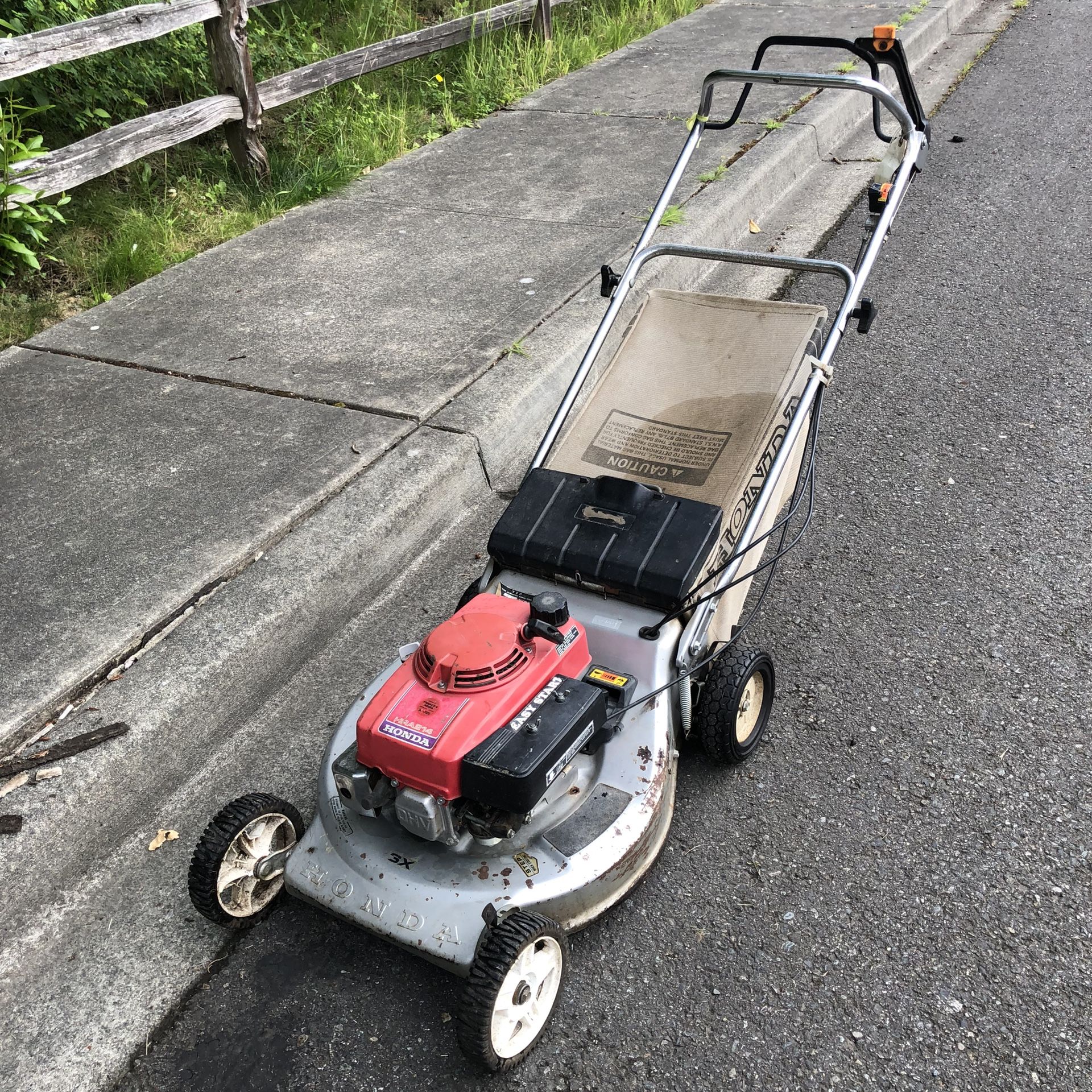Honda HRA214 SX Self Propelled 21” Push Lawn Mower with Grass Bag for