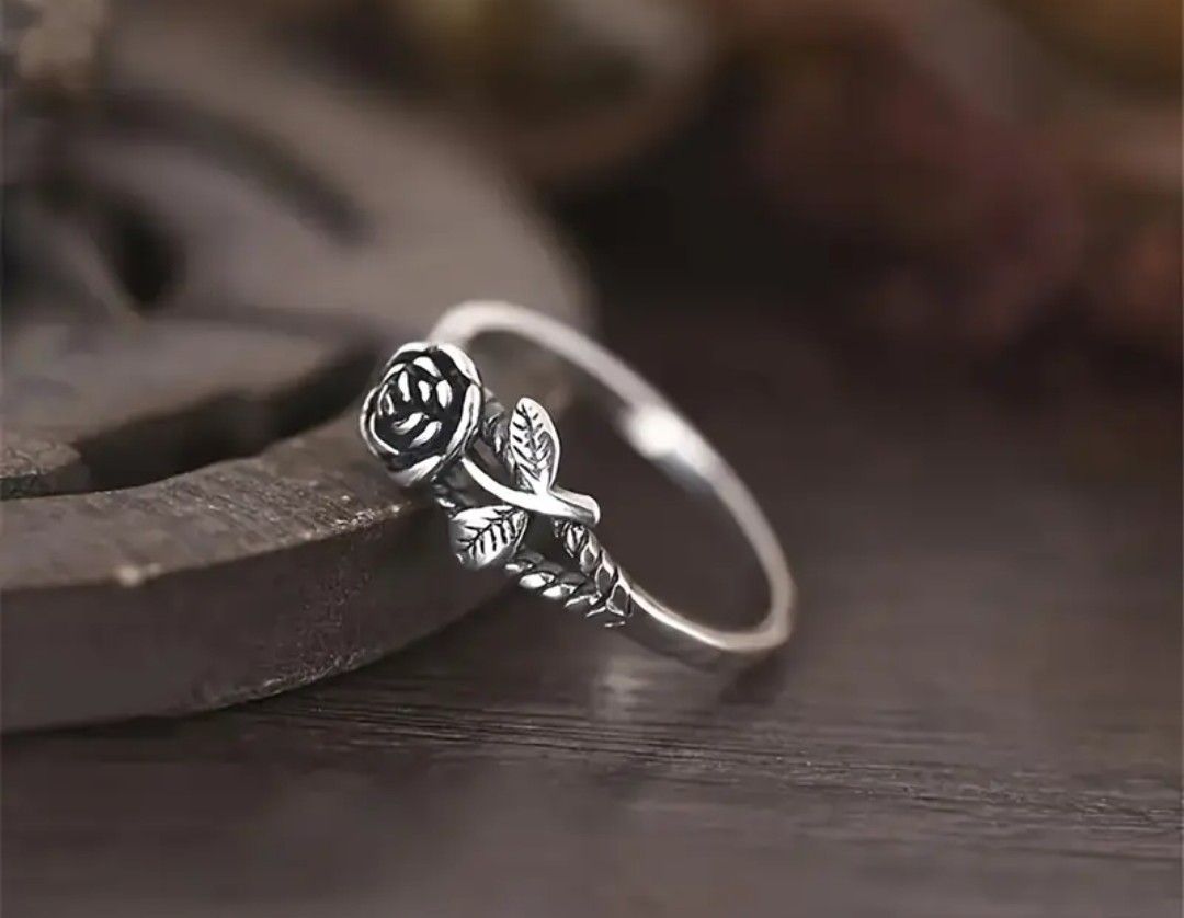 Lovely Vintage Style Silver Tone Rose Ring