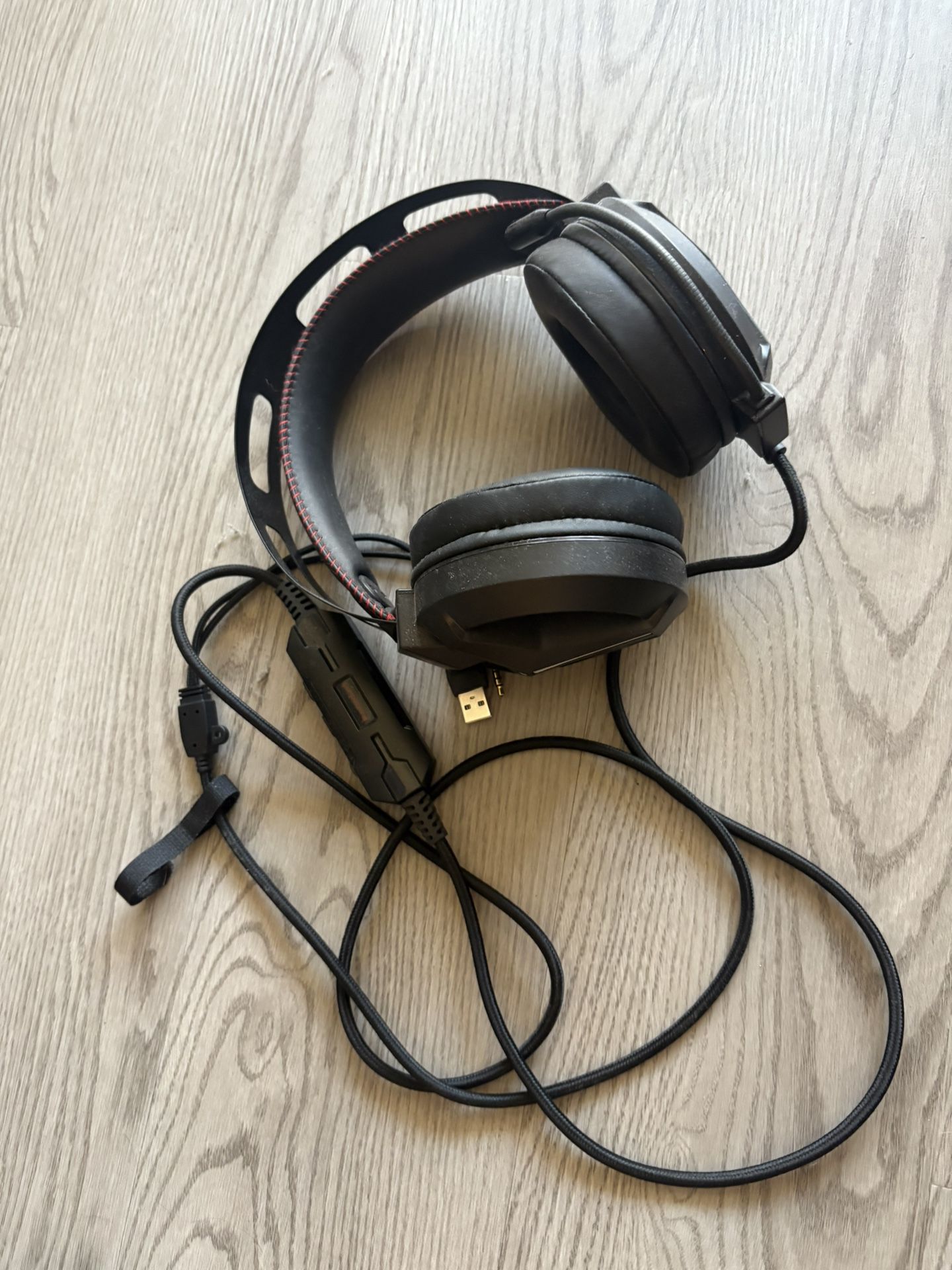 Play Station 4/ Headphones/ Remoter Controllers