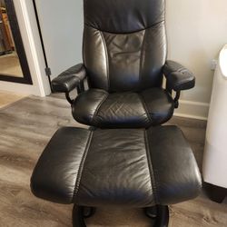 Ekornes Stressless Leather Recliner Chair Black Small with ottoman

