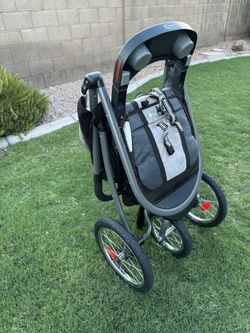 Graco FastAction Fold Jogger Stroller SnugRide 35 for Sale in Phoenix, AZ -  OfferUp