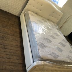 new Quenn black and white