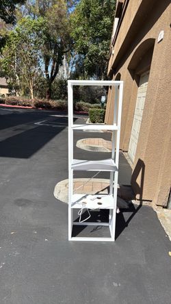 Corner bookshelf