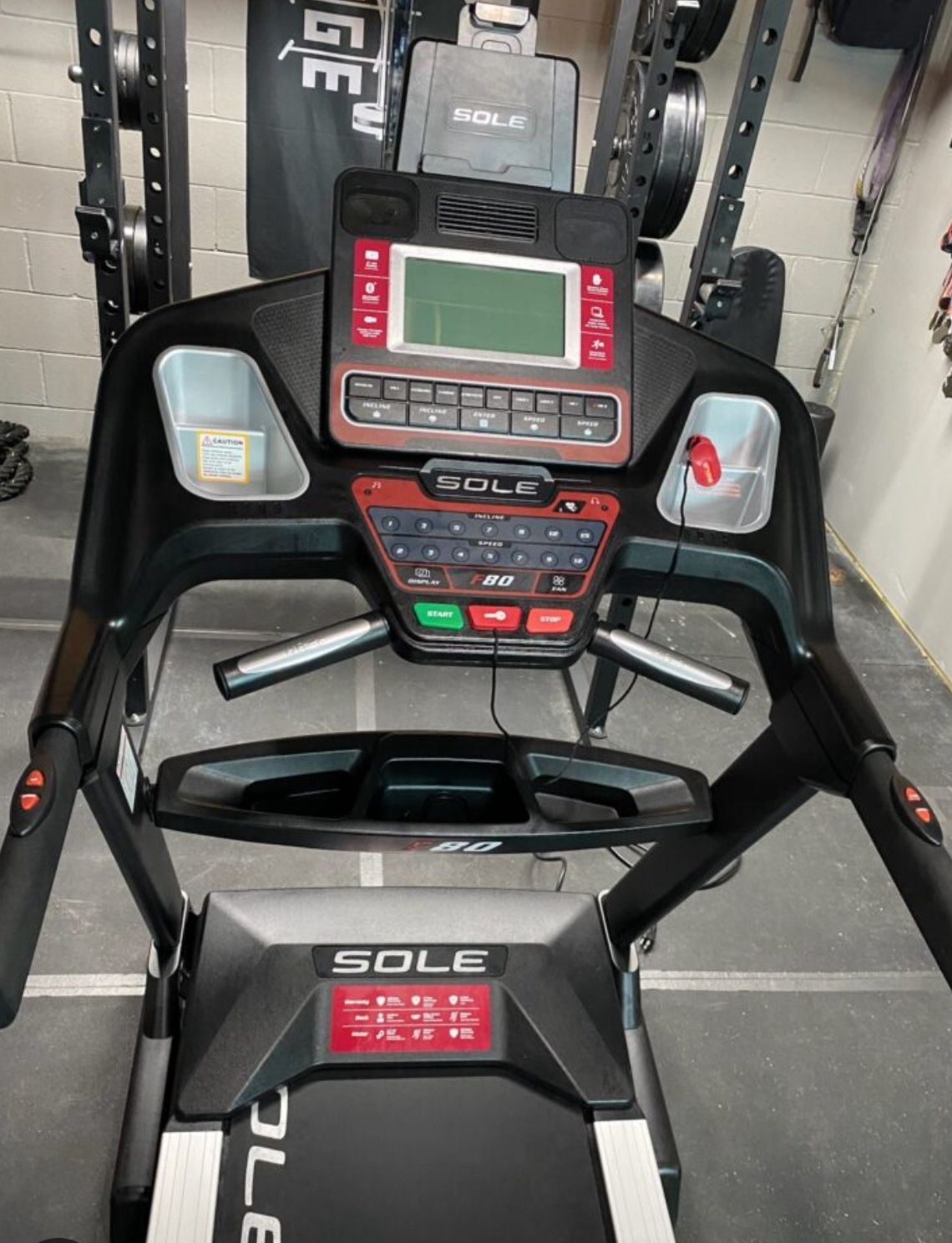 SOLE F80 Treadmill w / Tablet Holder