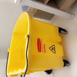 FOR SALE – Rubbermaid Commercial Mop Bucket with Wringer (on Wheels)