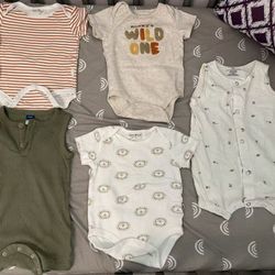 5 Short Sleeve Onesies Size 6-9 Like New