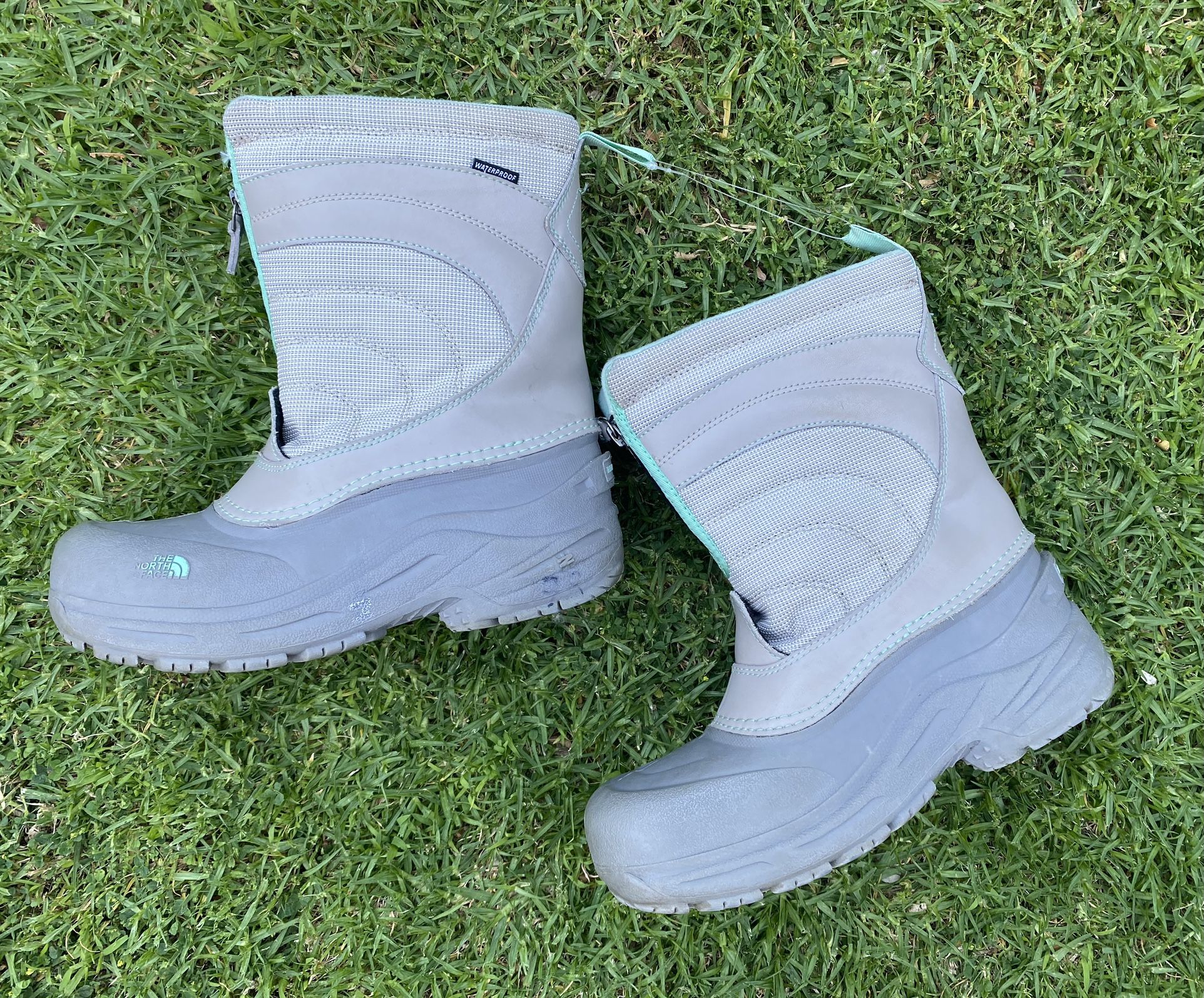 Womens Size 5 Gray Waterproof Snow Boots By The North Face. 