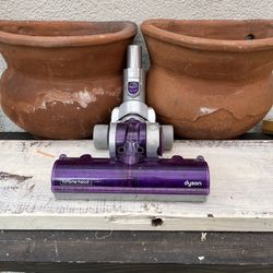 Dyson Full-Size Turbine Head (Purple) – 10.5” Wide – Genuine Dyson Attachment  Description  Genuine Dyson full-size Turbine Head attachment in the cla