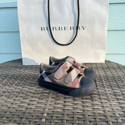 Burberry Beautiful toddler Burberry shoes Size 26