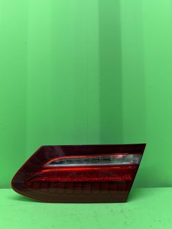 2018 2019 2020 Mercedes-Benz E400 E450 Right Passenger Side Trunk Lid  / Inner  Tail Light OEM A2389062600