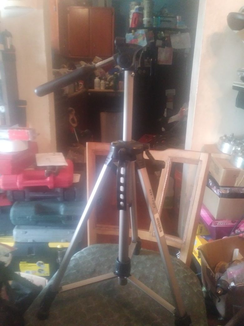 CAMCORDER TRIPOD