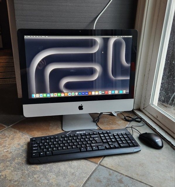 22" iMac Core i7 8GB RAM 256GB SSD w/ Logic Pro, Final Cut & Adobe Keyboard Included