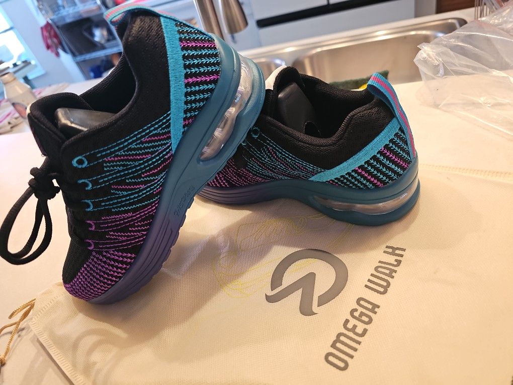 Omega, walk girls sneakers.