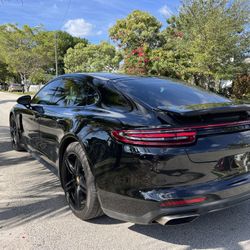 2018 Porsche Panamera 4 