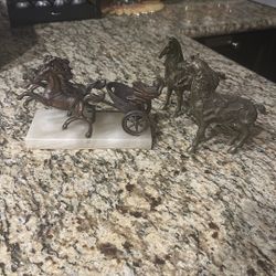 :  “Beautiful brass horse statue on stone base, very good quality. Marked ‘Ricordo de Roma’ (Souvenir of Rome). Elegant vintage decorative piece, perf