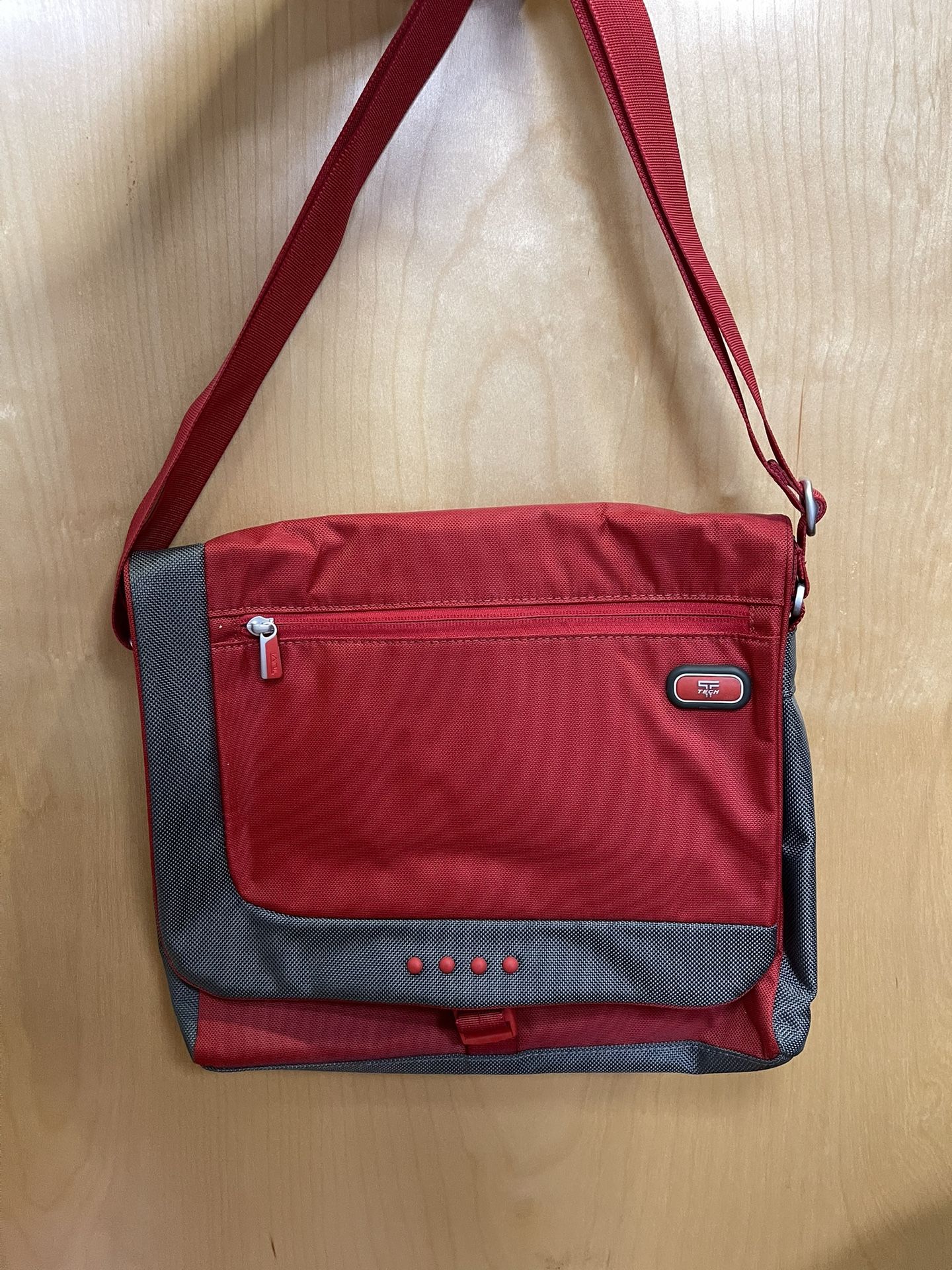 VtG Tumi T Tech 5114FRE Red Nylon Crossbody Messenger Bag Unisex