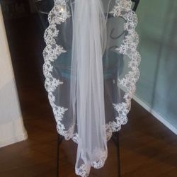 Beautiful New Wedding Veil Finger Tip Length With Lace All The Way Around