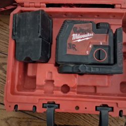 Milwaukee USB Rechargeable Green Cross Line And Plumb Point Laser