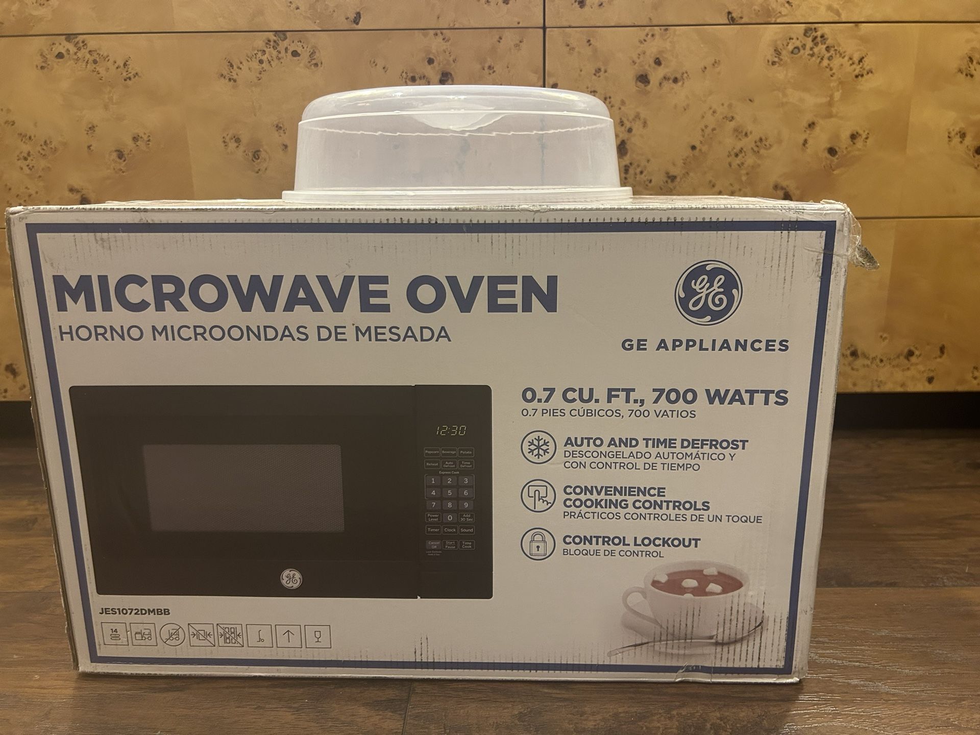 Microwave, New in Box, GE Brand, Bonus Food Cover