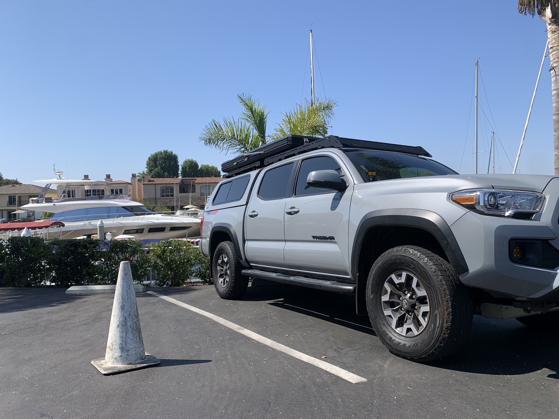 SnugTop Rebel camper shell cement grey for Sale in Santa Ana, CA