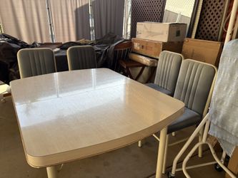 Very Nice Table With Leaf And Chairs 