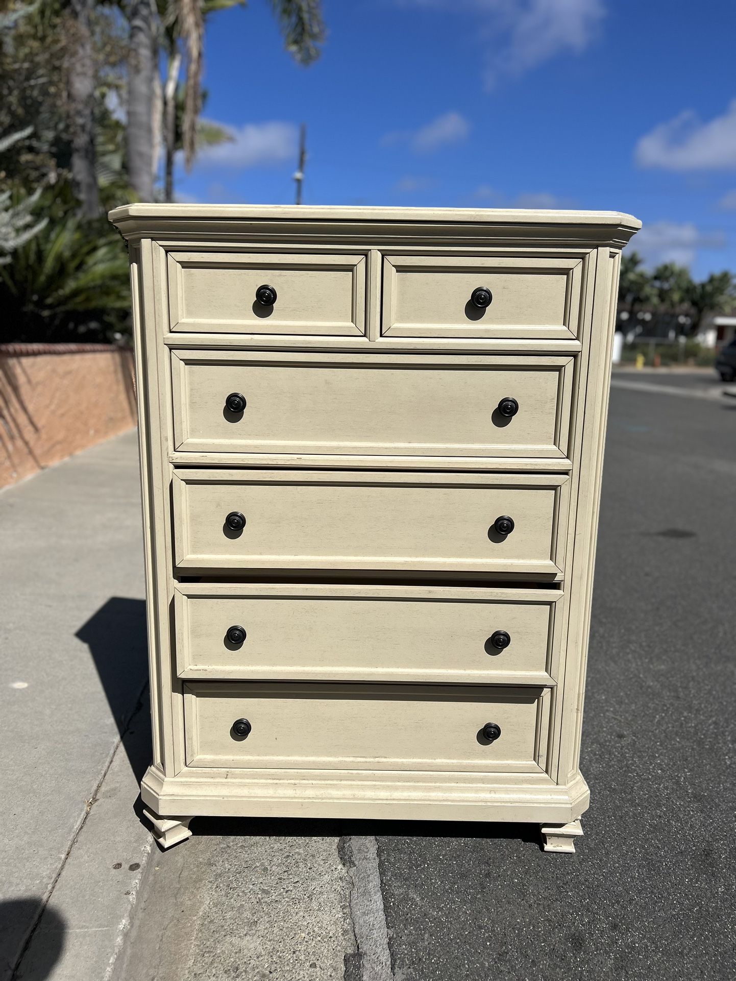Dresser W/ Jewelry Storage And Mirror