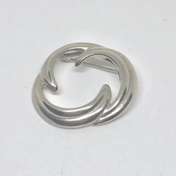 Beautiful brooch in silver.