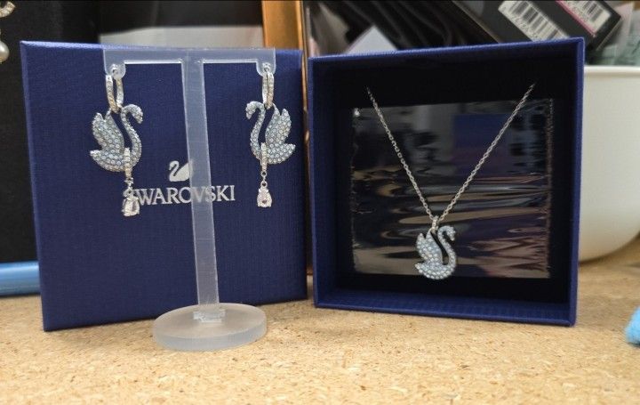 Swarovski iconic swan earrings drop and necklace set