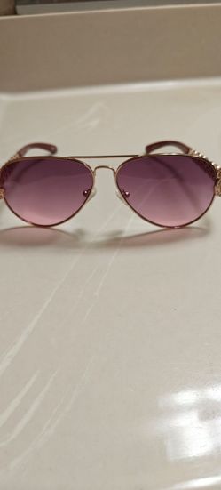 Guess GU7255 sunglasses feature a stylish rose gold frame with tinted lenses.